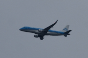 Morten 28 august 2021 - KLM Cityhopper over Høyenhall, første flyet i dag og det begynner og bli mørkere om morgenen