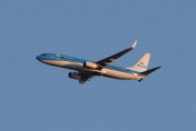 Morten 21 oktober 2021 - KLM over Høyenhall, har kveldssolen, men det er litt for langt unna