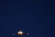 Morten 22 oktober 2021 - Ukjent fly på kvelden over Høyenhall. Litt etterpå tar jeg et nytt bilde og se at det andre i bilde flyr fra oss øverst i bilde