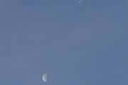 Morten 27 november 2021 - Swiss International Air Lines og månen over Høyenhall, her er den over månen