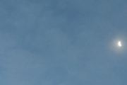 Morten 27 november 2021 - Stort fly og månen, helt til venstre i bilde er flyet