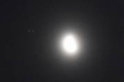 Morten 28 november 2021 - Stort fly og månen, flyet er til venstre for månen og dette er før du har stått opp :-)