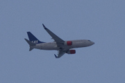 Morten 10 desember 2021 - SAS over Høyenhall, det var 50x50 meter med blå himmel og da dukket denne opp