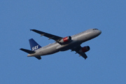 Morten 16 desember 2021 - OY-KAL over Høyenhall, det er SAS Scandinavian Airlines som kommer med sitt Airbus A320-232 som er over 15 år gammelt
