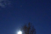 Morten 20 desember 2021 - Stort fly og månen, månen er lav og veldig tidlig på morgenen