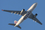 Morten 1 Juledag 25 desember 2021 - A7-ACT over Høyenhall, klokken er 12.45. Det er Qatar Airways som kommer med sin Airbus A330-200 på 1 juledag