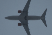 Morten 3 desember 2021 - Stort fly over Høyenhall, men piloten er god og legger seg i posisjon og jeg må inn og tørke av linsen :-)