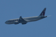 Morten 23 juli 2021 - Qatar Airways Cargo over Høyenhall, kanskje spørsmålet er om den kan frakte en Renault 6?