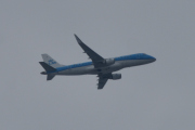 Morten 13 mai 2021 - KLM over Høyenhall, klokken er 16.01. Det er litt for langt unna og litt for dårlig vær i dag