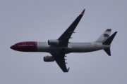 Morten 27 november 2021 - Norwegian over Høyenhall, men piloten er god og legger seg i posisjon. Kan helten på halen være Helmer Hanssen?