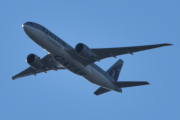 Morten 12 oktober 2021 - A7-BFD over Høyenhall, det er Qatar Airways Cargo som kommer i sin Boeing 777-FDZ fra 2012 og heter heter روضة راشد.