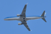 Morten 12 oktober 2021 - PH-EZR over Høyenhall, det er KLM Cityhopper som kommer med sitt Embraer ERJ-190 som er 11 år gammelt