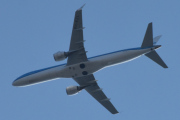 Morten 2 september 2021 - PH-EZL over Høyenhall, det er KLM Cityhopper som kommer med sitt Embraer ERJ-190 som er nesten 12 år gammelt