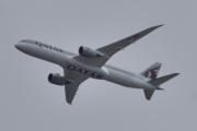 Morten 2 april 2021 - A7-BHG over Høyenhall, det er et Boeing 787-9 Dreamliner som Qatar Airways eier