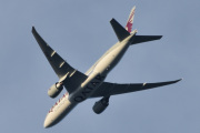 Morten 2 juli 2021 - A7-BFY over Høyenhall, det er Qatar Airways Cargo som kommer med sitt Boeing 777-F