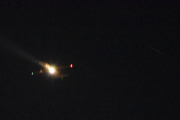 Morten 25 juli 2021 - Klokken er 01.00 og vi ser et stort fly og kometen, men jeg tar et bilde til og ser en stripe bak flyet