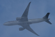 Morten 27 august 2021 - A7-BFG over Høyenhall, jeg må vente til den dukker fram fra skyene, men her ser vi Qatar Airways Cargo med sitt Boeing 777F