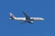 Morten 3 juli 2021 - Qatar Airways Cargo over Høyenhall, piloten legger seg i riktig posisjon men er for langt unna