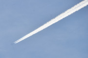 Morten 5 juni 2021 - Jetfly over Høyenhall, det er mange teorier om disse stripene her som kalles kondensstriper, eller på engelsk kalt "contrails", som er en forkortelse av "condensation trails"