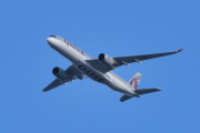 Morten 7 april 2021 - A7-ALA over Høyenhall, det er Qatar Airways som kommer med sitt Airbus A350