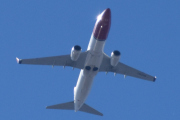 Morten 20 april 2022 - LN-DYR over Høyenhall, det er Norwegian Air Shuttle AOC som kommer med sin Boeing 737-8JP som er over 10 år gammelt og heter Peter C. Asbjørnsen / Jørgen Moe. En helt på hver side av halen