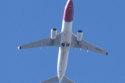 Morten 22 april 2022 - LN-NHA over Høyenhall, det er Norwegian Air Shuttle AOC som kommer med sin Boeing 737-8JP som er over 7 år gammelt