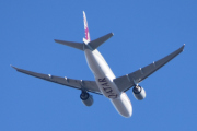 Morten 1 april 2022 - A7-BFE over Høyenhall, det er Qatar Airways Cargo som kommer med sitt Boeing 777F som er over 8 år gammelt