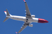 Morten 10 april 2022 - LN-ENP over Høyenhall, det er Norwegian Air Shuttle AOC som kommer med sitt Boeing 737-8JP som er over 4 år gammelt og heter Freddie Mercury og har rød snute