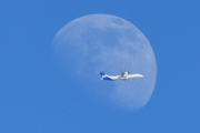Morten 11 mai 2022 - SAS og månen over Høyenhall, og så kommer det perfekte bilde av flyet og månen