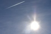 Morten 17 april 2022 - Jetfly over Høyenhall, men så kommer solen og vi får et fint bilde