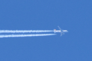 Morten 19 mars 2022 - Jetflyet og det andre flyet over Høyenhall, piloten legger seg i posisjon og det er noe gult på halen