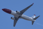 Morten 2 april 2022 - LN-DYR over Høyenhall, det er Norwegian Air Shuttle AOC som kommer med sitt Boeing 737-800 som er over 10 år gammelt