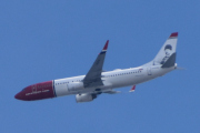 Morten 21 april 2022 - LN-DYK over Høyenhall, det er Norwegian Air Shuttle AOC som kommer med sitt Boeing 737-800 som er over 11 år gammelt og heter Carl Larsson
