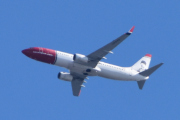 Morten 23 april 2022 - LN-DYK over Høyenhall, da kommer Norwegian Air Shuttle AOC med sitt Boeing 737-800 som er over 11 år gammelt og heter Carl Larsson