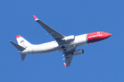 Morten 25 april 2022 - LN-DYK over Høyenhall, det er Norwegian Air Shuttle AOC som kommer med sitt Boeing 737-800 som er over 11 år gammelt og heter Carl Larsson