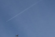 Morten 29 mars 2022 - LN-NHG over Høyenhall, vi tar et bilde sammen med jetflyet som drar av sted