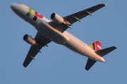 Morten 3 mars 2022 - CS-TNK over Høyenhall, det er TAP Air Portugal som kommer med sitt Airbus A320-214 som er over 21 år gammelt og heter Teofilo Braga