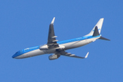 Morten 3 mars 2022 - PH-BXT over Høyenhall, det er KLM Royal Dutch Airlines som kommer med sin Boeing 737-9K2 som er over 17 år gammelt og heter Sea Tern/Zeestern