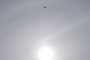 Morten 6 april 2022 - SE-ROA over Høyenhall, flyet passerer solen og er innenfor ringen rundt solen, så dette er godkjent