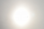 Morten 6 april 2022 - Stort fly og solen over Høyenhall, men jeg følger flyet bort til solen som prøver og bryte seg frem