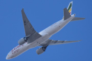 Morten 8 april 2022 - ET-ARJ over Høyenhall, det er Ethiopian Airlines Cargo som kommer med sin Boeing 777-F60 som er over 6 år gammelt og heter The Amazon