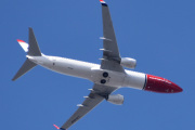 Morten 8 april 2022 - LN-ENP over Høyenhall, det er Norwegian Air Shuttle AOC som kommer med sin Boeing 737-8JP som er over 4 år gammelt og heter Freddie Mercury