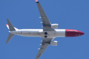 Morten 8 mai 2022 - LN-ENU over Høyenhall, det er Norwegian Air Shuttle AOC som kommer med sitt Boeing 737-800 som er over 6 år gammelt