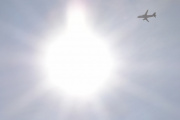Morten 8 mai 2022 - Vueling Airlines over Høyenhall, men jeg fikk deg sammen med solen