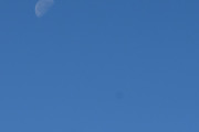 Morten 19 juli 2022 - Stort fly og månen over Høyenhall, du flyr heller ikke høyt nok, men du er rød på halen med et hvitt kors