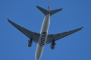 Morten 1 august 2022 - A7-BFN over Høyenhall, det er Qatar Airways Cargo som kommer med sin Boeing 777F som er akkurat 4 år gammel