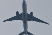 Morten 1 juli 2022 - A7-BFU over Høyenhall, det er Qatar Airways Cargo som kommer med sin Boeing 777F som er over 2 år gammelt