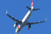 Morten 10 juli 2022 - CS-TVA over Høyenhall, det er TAP - Air Portugal som kommer med sin Airbus A320-251N som er over 4 år gammelt og heter Padre Américo
