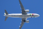 Morten 10 juli 2022 - CS-TVC over Høyenhall, det er TAP - Air Portugal som kommer med sin Airbus A320neo som er over 3 år gammelt og heter Nicolau Breyner