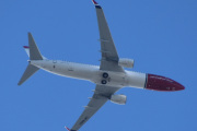 Morten 10 juli 2022 - LN-NGZ over Høyenhall, det er Norwegian Air Shuttle AOC som kommer med sin Boeing 737-8JP som er 8 år gammelt